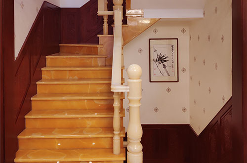 西工中式别墅室内汉白玉石楼梯的定制安装装饰效果
